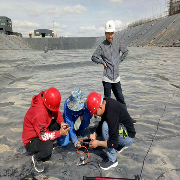 广州养猪场沼液池双色土工膜 防渗土工布复合土工膜 西北引水渠道防渗HDPE土工膜